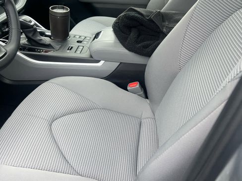 Used 2024 Toyota Highlander LE image 9