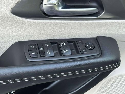 Used 2023 Chrysler Pacifica Touring-L FWD image 16