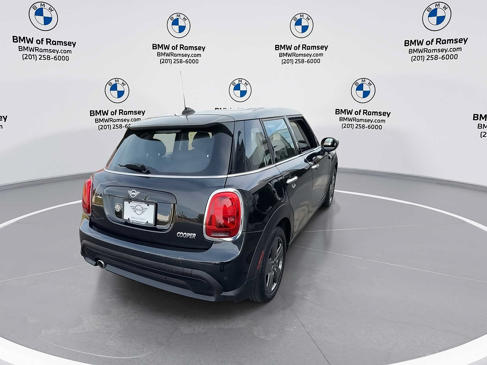 Used 2024 MINI Cooper 4-Door Hardtop FWD image 8