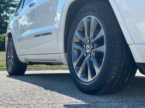 Used 2018 Jeep Grand Cherokee Overland AWD/4WD image 9