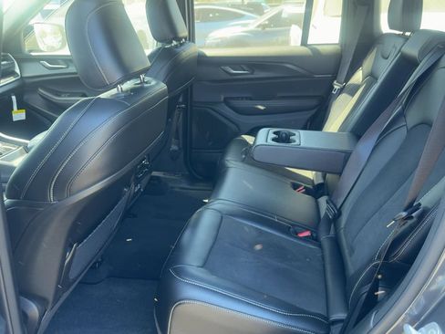 Used 2025 Jeep Grand Cherokee Altitude RWD image 12
