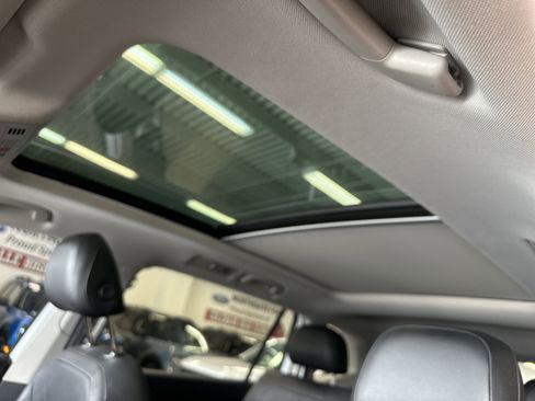 Used 2018 Volkswagen Tiguan SEL Premium w/ 3rd Row Seat Package image 3