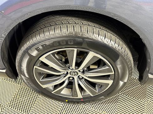 Used 2022 Toyota Venza LE image 30