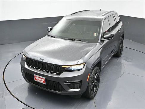 Used 2024 Jeep Grand Cherokee Limited w/ Black Appearance Package AWD/4WD image 37