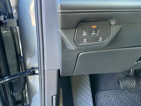 Used 2024 Volkswagen Atlas SE image 13