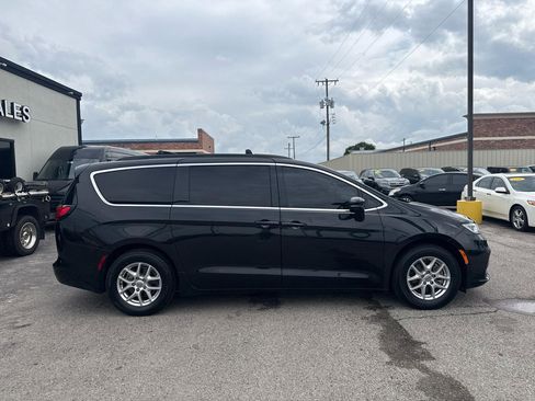 Used 2022 Chrysler Pacifica Touring-L FWD image 5
