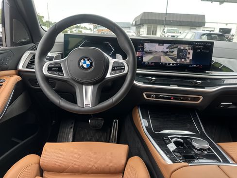 Used 2025 BMW X5 xDrive40i w/ M Sport Package AWD/4WD image 11