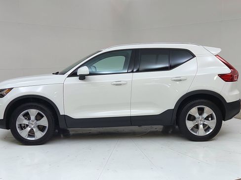 Used 2020 Volvo XC40 T4 Momentum FWD image 4