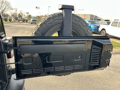 Used 2017 Jeep Wrangler Unlimited Rubicon image 22