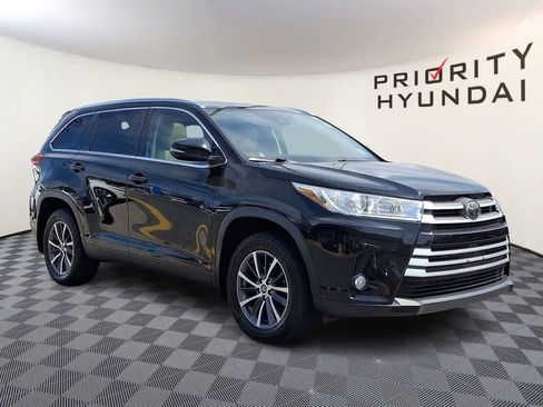 Used 2019 Toyota Highlander XLE image 3