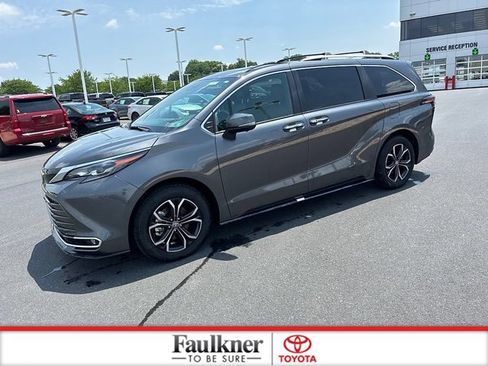 Used 2025 Toyota Sienna Platinum AWD/4WD image 18