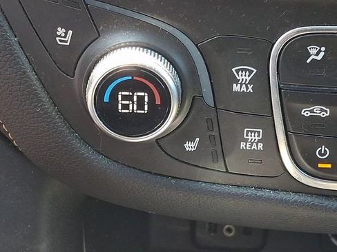 Used 2018 Chevrolet Equinox Premier FWD image 19