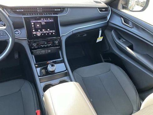 New 2025 Jeep Grand Cherokee L Laredo image 14