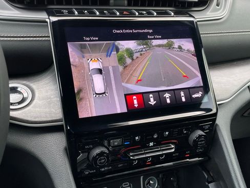 Used 2024 Jeep Grand Cherokee L Limited w/ Luxury Tech Group II image 17