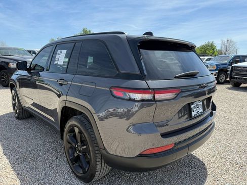 Used 2023 Jeep Grand Cherokee Altitude AWD/4WD image 7