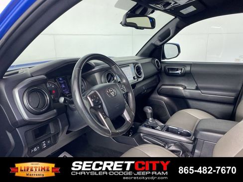 Used 2018 Toyota Tacoma TRD Off-Road AWD/4WD image 11