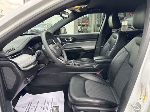 Used 2025 Jeep Compass Latitude AWD/4WD image 13