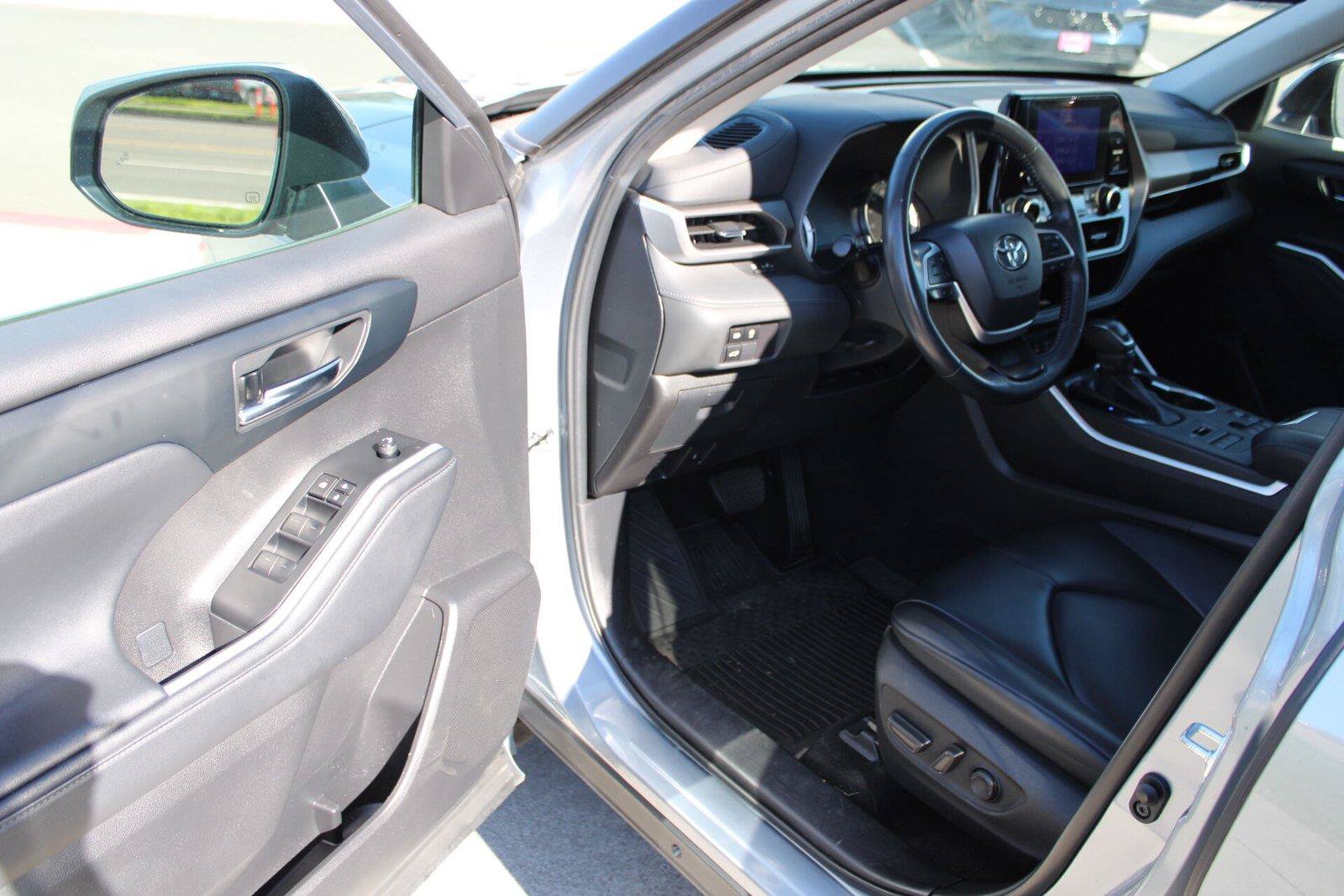 Used 2024 Toyota Highlander XLE AWD/4WD image 21