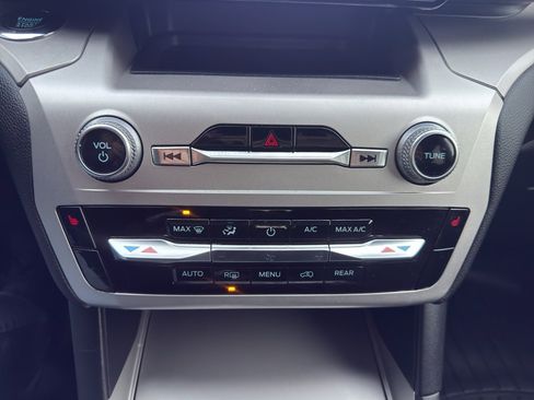 Used 2022 Ford Explorer XLT image 20