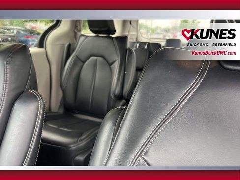 Used 2023 Chrysler Pacifica Touring-L FWD image 17