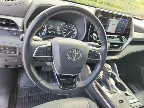 Used 2021 Toyota Highlander Platinum FWD image 19