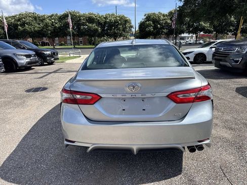 Used 2019 Toyota Camry SE FWD image 7