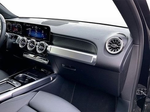 Used 2025 Mercedes-Benz GLB 250 4MATIC image 29