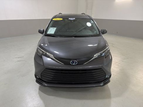 Used 2025 Toyota Sienna XLE w/ XLE Plus Package FWD image 3