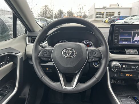 Used 2022 Toyota RAV4 XLE Premium image 10