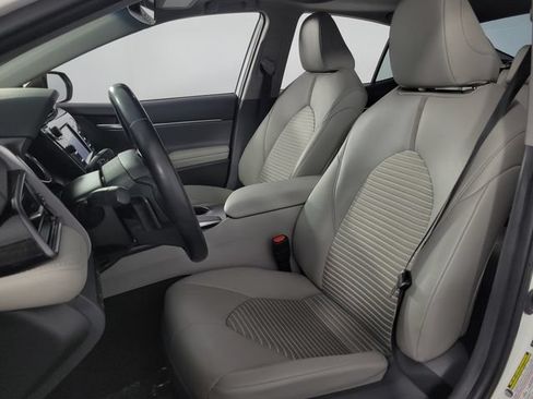 Used 2019 Toyota Camry SE w/ Convenience Package FWD image 16