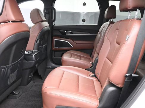 Used 2024 Kia Telluride EX w/ EX Captain's Chair Package image 11