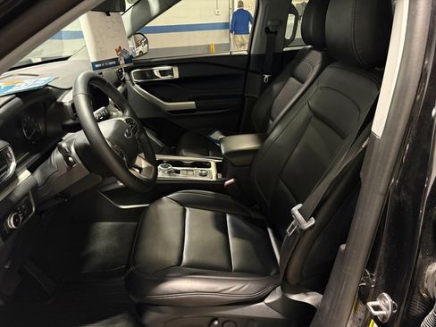 Certified 2023 Ford Explorer XLT w/ Equipment Group 202A image 9