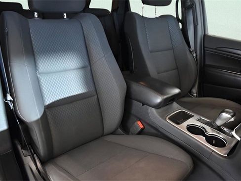 Used 2019 Jeep Grand Cherokee Laredo image 6