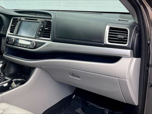 Used 2018 Toyota Highlander XLE AWD/4WD image 21