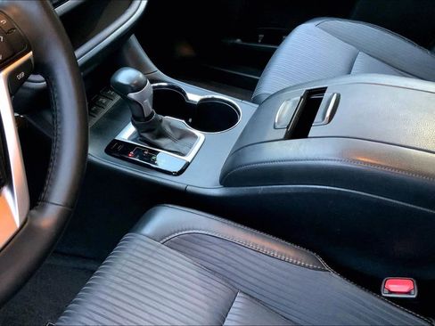 Used 2015 Toyota Highlander LE image 16