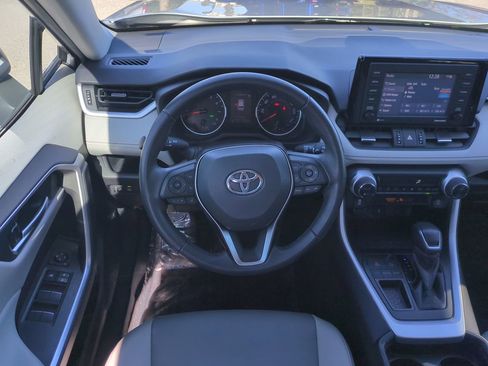 Used 2021 Toyota RAV4 XLE Premium image 15