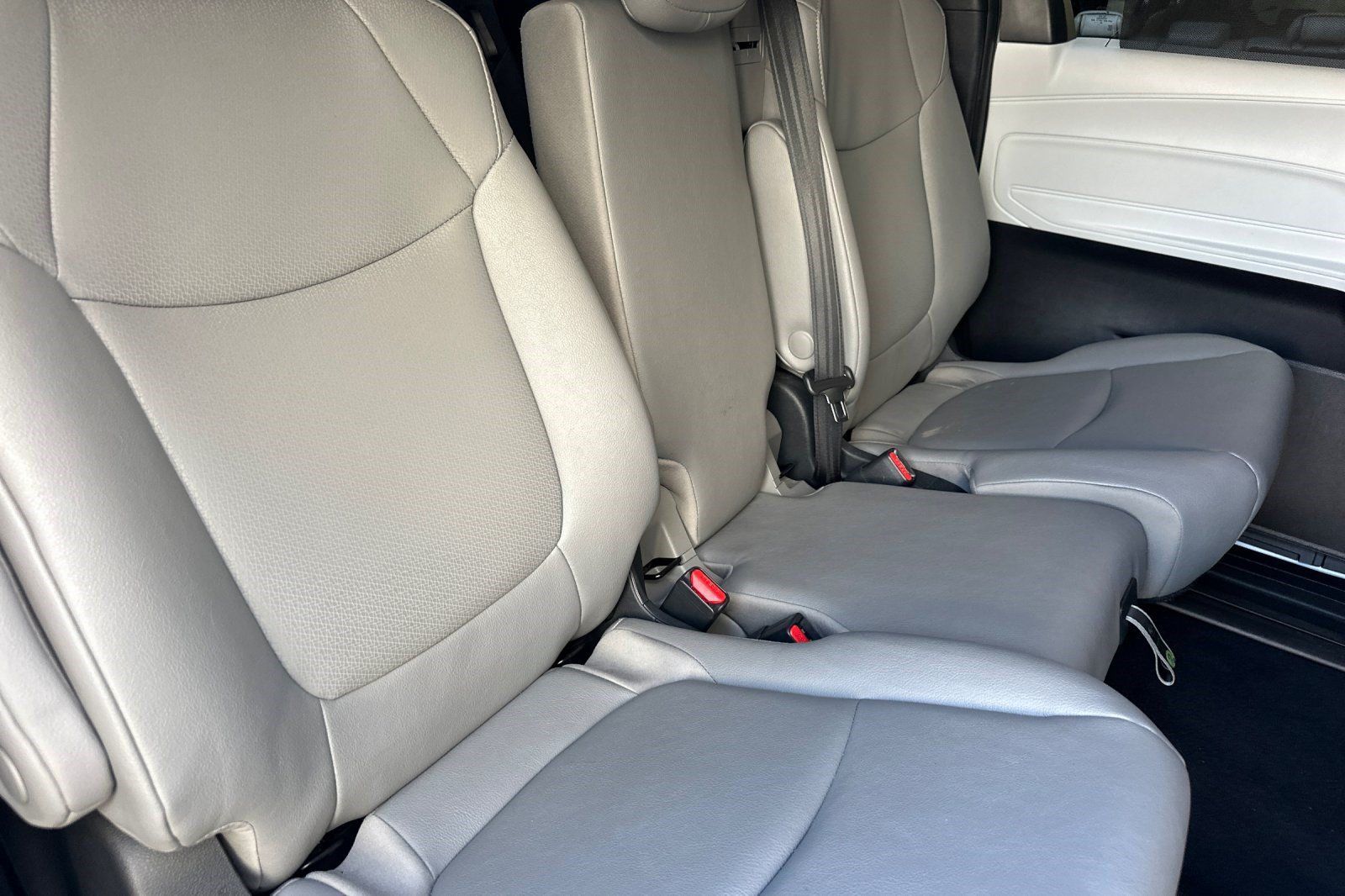 Used 2026 Toyota Sienna XLE FWD image 31