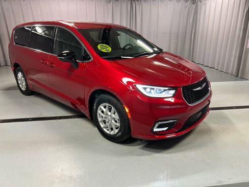 New 2026 Chrysler Pacifica Select image 1