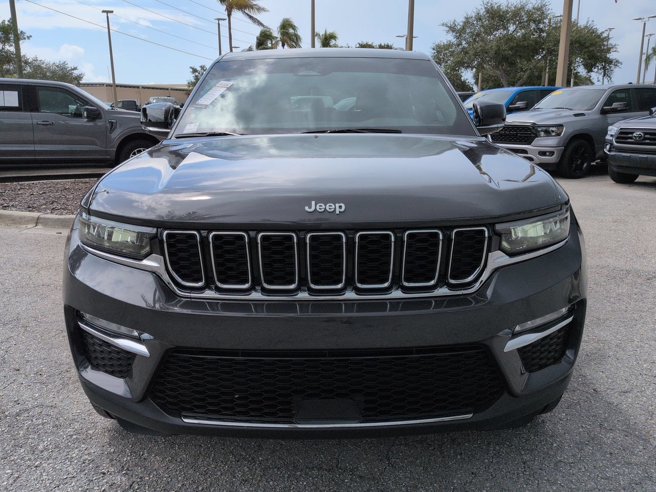 Used 2025 Jeep Grand Cherokee Limited AWD/4WD image 3