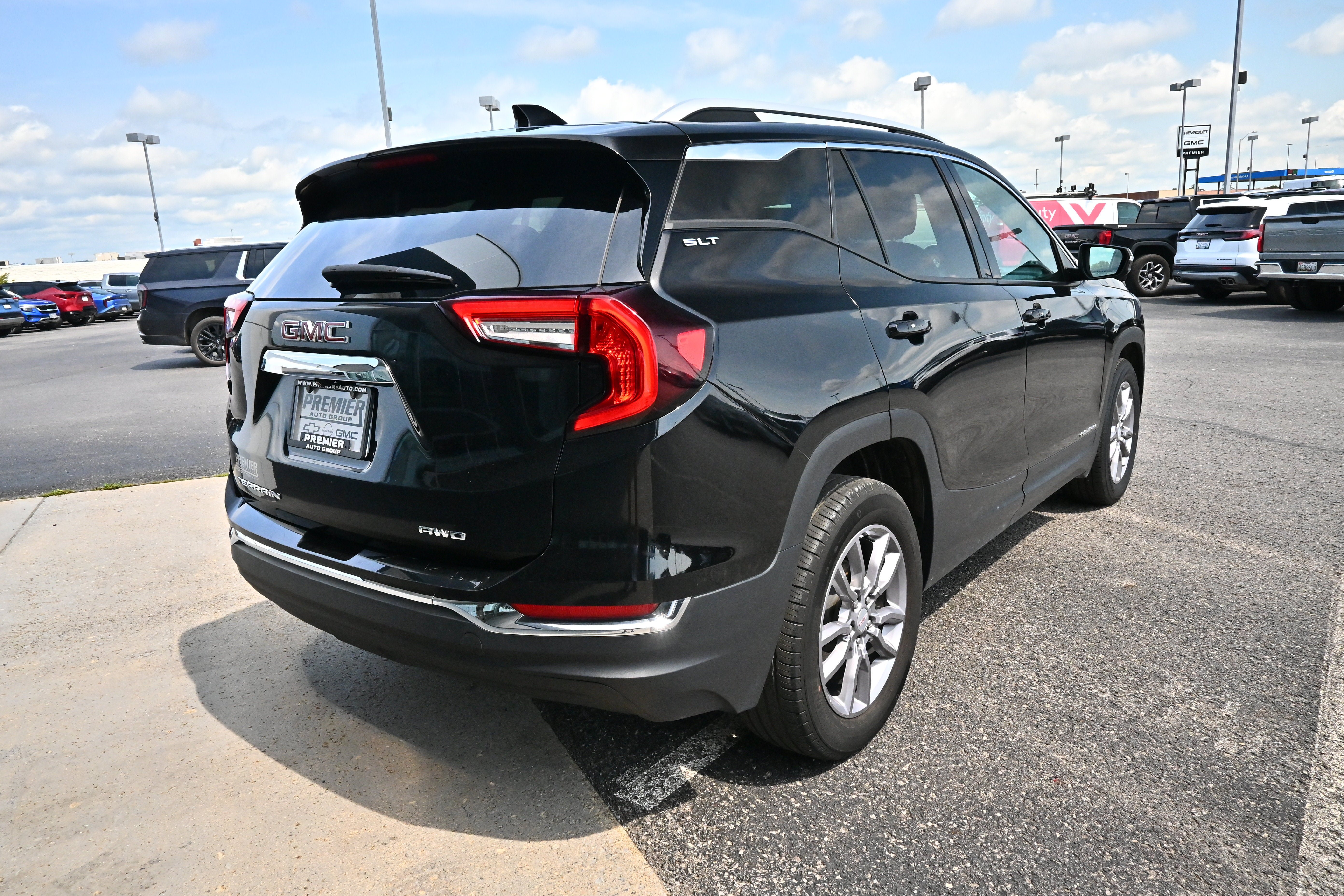 Used 2024 GMC Terrain SLT AWD/4WD image 6