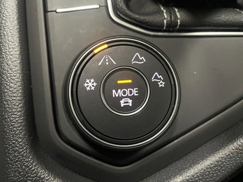 Certified 2022 Volkswagen Taos SE w/ Panoramic Sunroof Package image 24