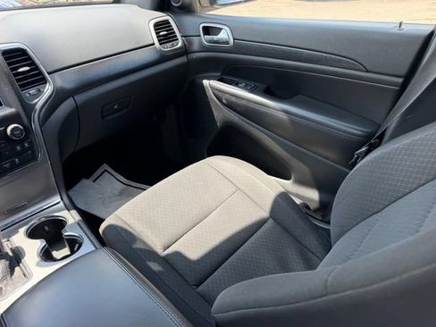 Used 2018 Jeep Grand Cherokee Laredo AWD/4WD image 16