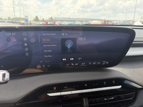 Used 2025 Buick Enclave Preferred FWD image 23