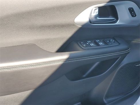 New 2026 Chrysler Pacifica Limited w/ Uconnect Theater Family Group image 47