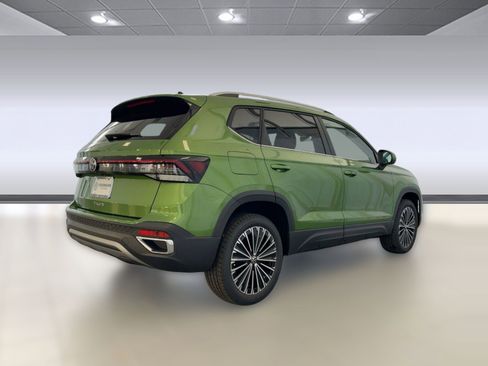 New 2026 Volkswagen Taos SE image 9