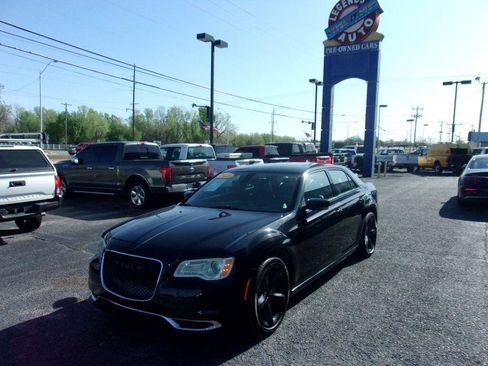 Used 2021 Chrysler 300 Touring L image 1