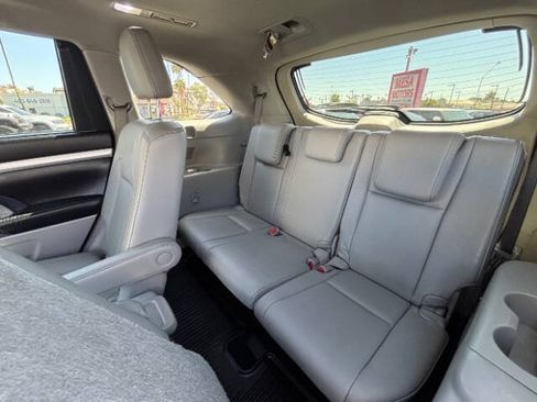 Used 2016 Toyota Highlander XLE AWD/4WD image 19