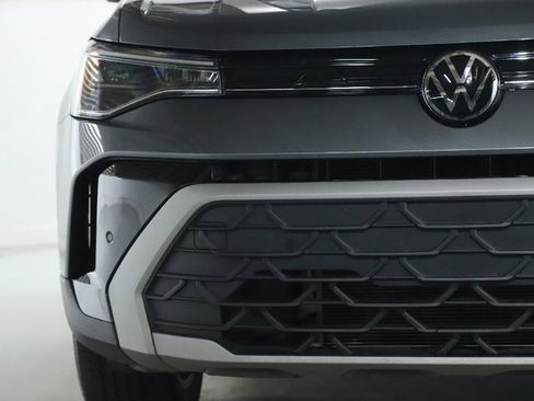 Certified 2025 Volkswagen Taos SE w/ Panoramic Sunroof Package image 6