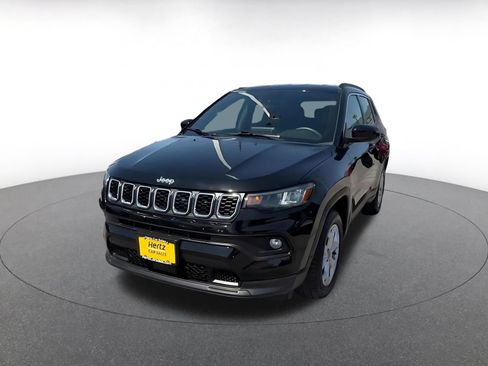 Used 2025 Jeep Compass Latitude AWD/4WD image 7