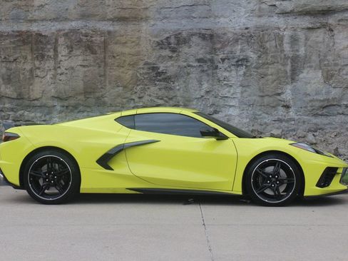 Used 2022 Chevrolet Corvette Stingray Premium Cpe w/ Z51 Performance Package RWD image 4